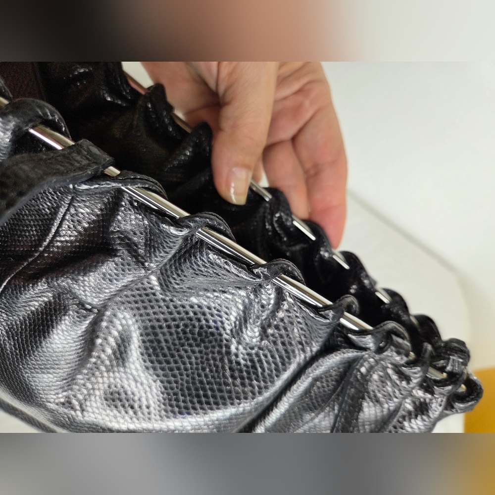 Gucci - Vintage Elegant Black Leather Shoulder Bag With Silver Plate Hardware - Picture 8 of 15